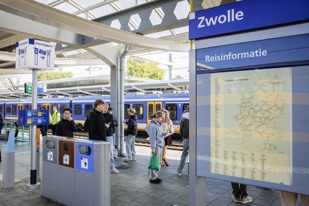 ZWOLLE - Passenger information at Zwolle station. No trains are running in parts of the country due to a disruption that originated at thirteen locations on the tracks in the Central Netherlands. VINCENT JANNINK ANP netherlands out - belgium out  Copyright: xx x568683452x originalFilename: 568683452.jpg