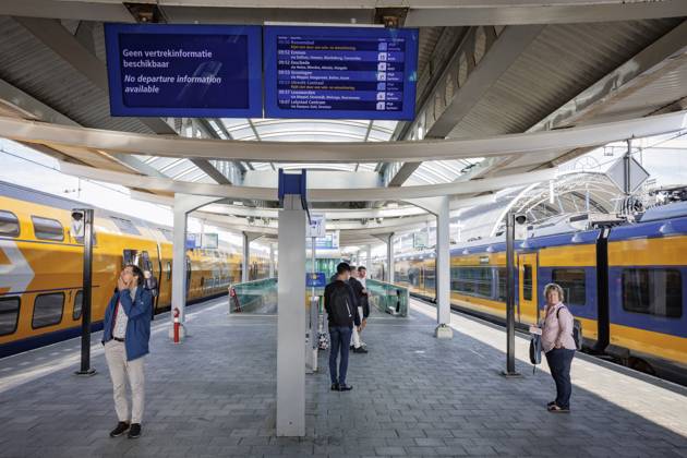 ZWOLLE - An empty platform at Zwolle station. In parts of the country, no trains are running due to a malfunction that originated at thirteen locations on the tracks in the Central Netherlands. VINCENT JANNINK ANP netherlands out - belgium out  Copyright: xx x568683790x originalFilename: 568683790.jpg