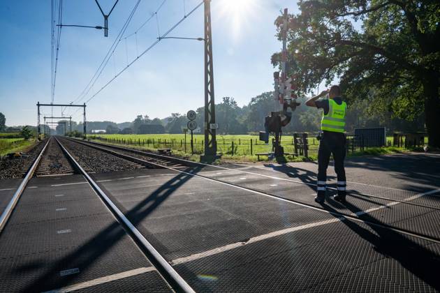 DE KLOMP - A ProRail employee along the tracks. No trains are running in parts of the country due to a malfunction that originated at thirteen locations on the tracks in the central Netherlands. The malfunction was caused by sabotage, ProRail reports. RENS HULMAN PHOTOGRAPHY ANP netherlands out - belgium out  Copyright: xx x568689132x originalFilename: 568689132.jpg