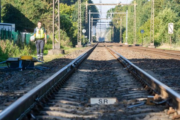 DE KLOMP - A ProRail employee along the tracks. No trains are running in parts of the country due to a malfunction that originated at thirteen locations on the tracks in the central Netherlands. The malfunction was caused by sabotage, ProRail reports. RENS HULMAN PHOTOGRAPHY ANP netherlands out - belgium out  Copyright: xx x568689296x originalFilename: 568689296.jpg