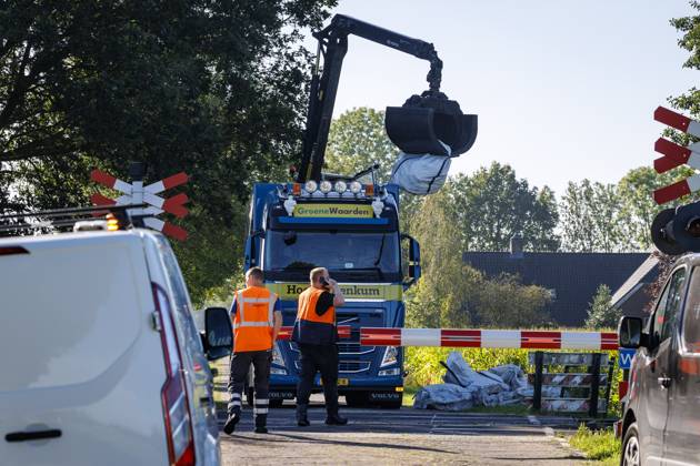 HOLTEN - Contractor employees along the railway line. In parts of the country, no trains are running due to a malfunction that occurred at thirteen locations on the tracks in the Central Netherlands. The malfunction was caused by sabotage, reports ProRail. VINCENT JANNINK ANP netherlands out - belgium out  Copyright: xx x568692481x originalFilename: 568692481.jpg