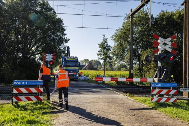 HOLTEN - Contractor employees along the railway line. In parts of the country, no trains are running due to a malfunction that occurred at thirteen locations on the tracks in the Central Netherlands. The malfunction was caused by sabotage, reports ProRail. VINCENT JANNINK ANP netherlands out - belgium out  Copyright: xx x568693148x originalFilename: 568693148.jpg