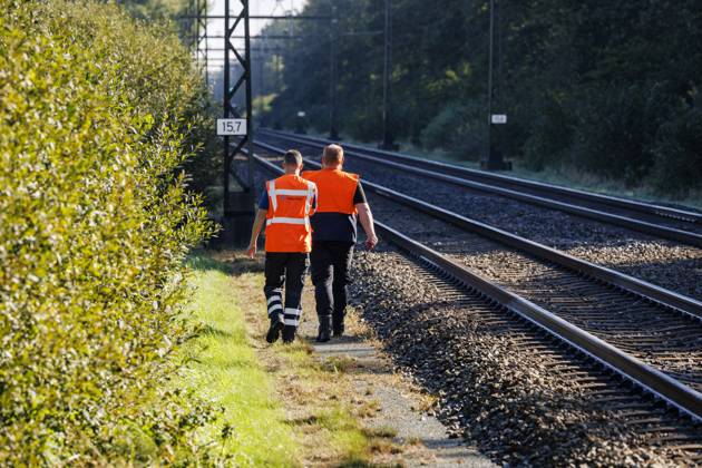 HOLTEN - Contractor employees along the railway line. In parts of the country, no trains are running due to a malfunction that occurred at thirteen locations on the tracks in the Central Netherlands. The malfunction was caused by sabotage, reports ProRail. VINCENT JANNINK ANP netherlands out - belgium out  Copyright: xx x568693170x originalFilename: 568693170.jpg