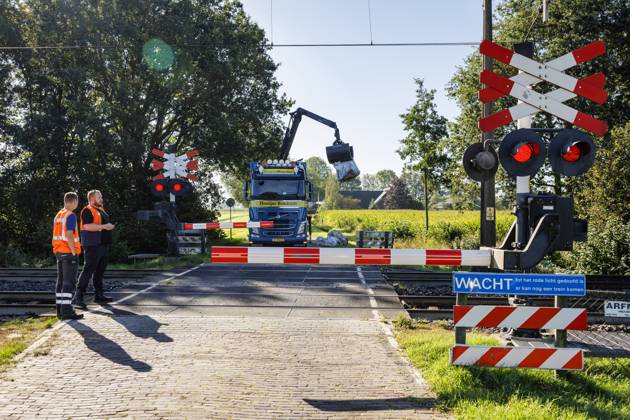 HOLTEN - Contractor employees along the railway line. In parts of the country, no trains are running due to a malfunction that occurred at thirteen locations on the tracks in the Central Netherlands. The malfunction was caused by sabotage, reports ProRail. VINCENT JANNINK ANP netherlands out - belgium out  Copyright: xx x568693261x originalFilename: 568693261.jpg