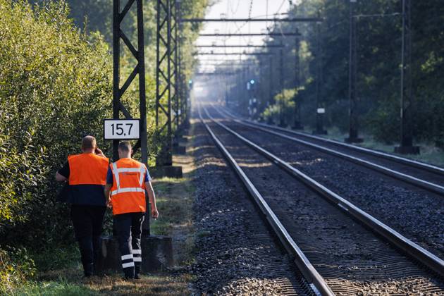 HOLTEN - Contractor employees along the railway line. In parts of the country, no trains are running due to a malfunction that occurred at thirteen locations on the tracks in the Central Netherlands. The malfunction was caused by sabotage, reports ProRail. VINCENT JANNINK ANP netherlands out - belgium out  Copyright: xx x568693572x originalFilename: 568693572.jpg