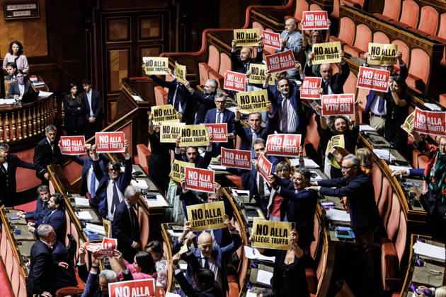 September 15, 2026, Rome, Italia, Italy: Opposition protests during the Senate s general debate and final vote on the electoral law, Rome, September 15, 2026. Rome Italy  - ZUMAa289 20260915_zia_a289_024 Copyright: xFrancescoxFotiax xAgfx