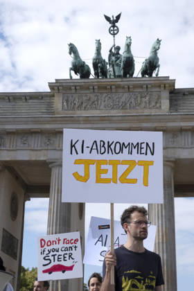 On Tuesday, September 15, 2026, activists held a demonstration in front of the Brandenburg Gate to draw attention to the risks posed by artificial intelligence (AI). The Super AI: No, Thank You Copyright: epd-bild RolfxZoellner epd-Demo_KI-Moratorium1-kopieren