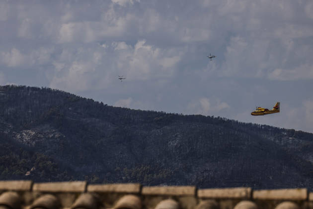 The Tuéjar fire has burned 880 hectares, and efforts are focused on preventing it from crossing the reservoir ahead of the storm. An airplane is assisting in the efforts to extinguish the wildfire, on September 16, 2026, in Tuéjar, Valencia, Valencian Community, Spain. The fire, which broke out on the afternoon of Tuesday, September 15, in the Valencian town of Tuéjar, has evolved favorably overnight, but it remains active, and efforts are now focused on preventing it from spreading west of the reservoir, with authorities monitoring the storm expected this afternoon and wind conditions, which may be erratic, with gusts ranging from 50 to 80 kilometers per hour SEPTEMBER 16, 2026 Tuéjar, Valencia, Valencian Community Tuéjar, Valencia, Valen Copyright: xRoberxSolsonax 7778870