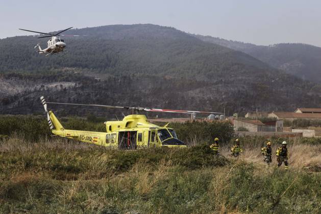 The Tuéjar fire has burned 880 hectares, and efforts are focused on preventing it from crossing the reservoir ahead of the storm. A helicopter is assisting in the efforts to extinguish the wildfire, on September 16, 2026, in Tuéjar, Valencia, Valencian Community, Spain. The fire, which broke out on the afternoon of Tuesday, September 15, in the Valencian town of Tuéjar, has evolved favorably overnight, but it remains active, and efforts are now focused on preventing it from spreading west of the reservoir as authorities monitor the storm expected this afternoon and the changing wind conditions, which may be erratic with gusts ranging from 50 to 80 kilometers per hour SEPTEMBER 16, 2026 Tuéjar, Valencia, Valencian Community Tuéjar, Valencia Copyright: xRoberxSolsonax 7778871