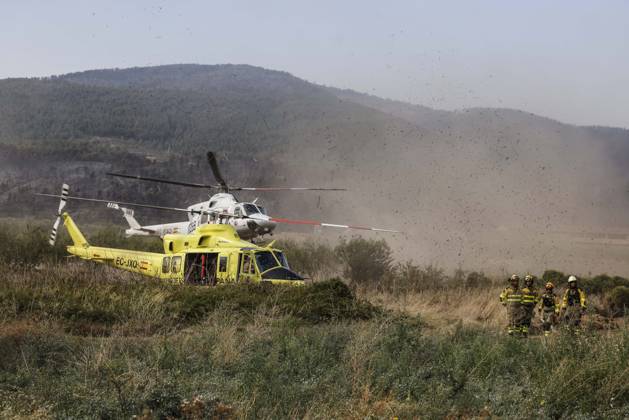 The Tuéjar fire has burned 880 hectares, and efforts are focused on preventing it from crossing the reservoir ahead of the storm. A helicopter is assisting in the efforts to extinguish the wildfire, on September 16, 2026, in Tuéjar, Valencia, Valencian Community, Spain. The fire, which broke out on the afternoon of Tuesday, September 15, in the Valencian town of Tuéjar, has evolved favorably overnight, but it remains active, and efforts are now focused on preventing it from spreading west of the reservoir as authorities monitor the storm expected this afternoon and the changing wind conditions, which may be erratic with gusts ranging from 50 to 80 kilometers per hour SEPTEMBER 16, 2026 Tuéjar, Valencia, Valencian Community Tuéjar, Valencia Copyright: xRoberxSolsonax 7778872