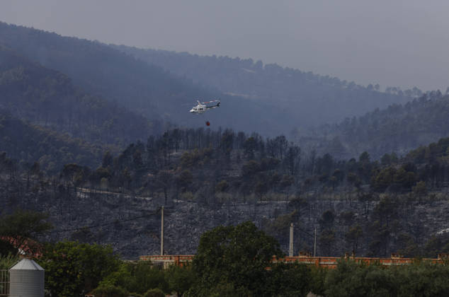 The Tuéjar fire has burned 880 hectares, and efforts are focused on preventing it from crossing the reservoir ahead of the storm. A helicopter is assisting in the efforts to extinguish the wildfire, on September 16, 2026, in Tuéjar, Valencia, Valencian Community, Spain. The fire, which broke out on the afternoon of Tuesday, September 15, in the Valencian town of Tuéjar, has evolved favorably overnight, but it remains active, and efforts are now focused on preventing it from spreading west of the reservoir, with authorities monitoring the storm expected this afternoon and the wind conditions, which may be erratic with gusts ranging from 50 to 80 kilometers per hour SEPTEMBER 16, 2026 Tuéjar, Valencia, Valencian Community Tuéjar, Valencia, V Copyright: xRoberxSolsonax 7778873