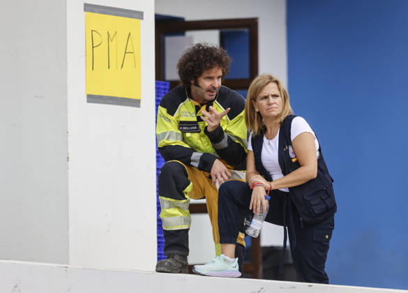 The Tuéjar fire has burned 880 hectares, and efforts are focused on preventing it from crossing the reservoir ahead of the storm. The Government Delegate for the Valencian Community, Pilar Bernabé, is working at the Advanced Command Post (PMA) for the fire, on September 16, 2026, in Tuéjar, Valencia, Valencian Community, Spain. The fire, which broke out on the afternoon of Tuesday, September 15, in the Valencian town of Tuéjar, has evolved favorably overnight, but it remains active, and efforts are now focused on preventing it from spreading west of the reservoir, as authorities monitor the storm expected this afternoon and the wind conditions, which may be erratic with gusts ranging from 50 to 80 kilometers per hour. SEPTEMBER 16, 2026 Tu Copyright: xRoberxSolsonax 7778881