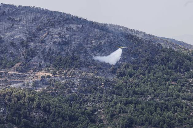 The Tuéjar fire has burned 880 hectares, and efforts are focused on preventing it from crossing the reservoir ahead of the storm. An airplane is assisting in the efforts to extinguish the wildfire, on September 16, 2026, in Tuéjar, Valencia, Valencian Community, Spain. The fire, which broke out on the afternoon of Tuesday, September 15, in the Valencian town of Tuéjar, has evolved favorably overnight, but it remains active, and efforts are now focused on preventing it from spreading west of the reservoir, with authorities monitoring the storm expected this afternoon and wind conditions, which may be erratic with gusts ranging from 50 to 80 kilometers per hour. SEPTEMBER 16, 2026 Tuéjar, Valencia, Valencian Community Tuéjar, Valencia, Valen Copyright: xRoberxSolsonax 7778868