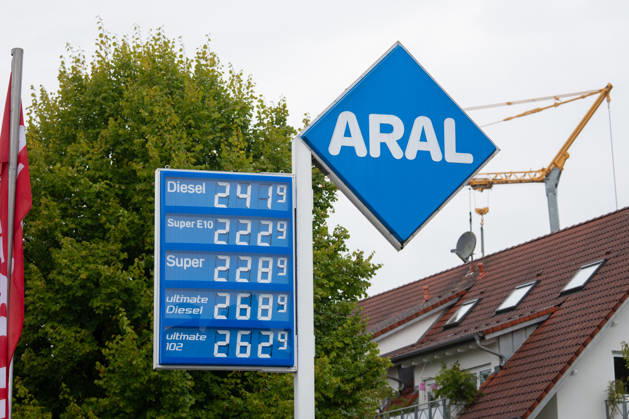 Aral gas station, gas pump, fuel nozzle, gas station display, fuel prices, gasoline, Super E10, Super E5, diesel, fuel prices, refueling, drivers, traffic, mobility, commuters, record prices, price increases, high fuel prices, energy prices, Copyright: xFINLEYxMÖRCHx