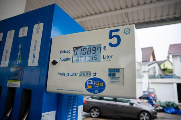 Aral gas station, gas pump, fuel nozzle, gas station display, fuel prices, gasoline, Super E10, Super E5, diesel, fuel prices, refueling, drivers, traffic, mobility, commuters, record prices, price increases, high fuel prices, energy prices, Copyright: xFINLEYxMÖRCHx