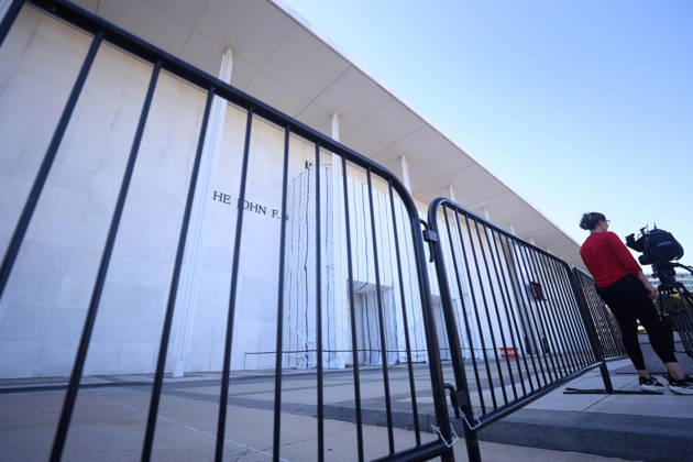 September 16, 2026, Washington, District Of Columbia, USA: Newly installed metallic fences surround the John F. Kennedy Center for the Performing Arts in Washington, DC, USA, on September 16, 2026. Barricades were placed around the Kennedy Center building a day after the Kennedy Center Board voted to close the venue for repairs after a federal judge blocked the institution from returning President Donald Trumps name to the building. Washington USA  - ZUMAs337 20260916_znp_s337_035 Copyright: xGentxShkullakux