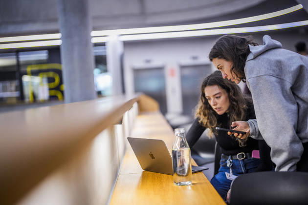 Fotostory Pressetermin bei Zalando: ZALANDO Outlet Store, Headquarters, and Workspaces in Berlin, photographed on September 16, 2026, Berlin, September 16, 2026, Berlin, Germany FOR EDITORIAL USE ONLY – IMAGE USE ONLY IN A ZALANDO CONTEXT Copyright: xDominikxButzmannx