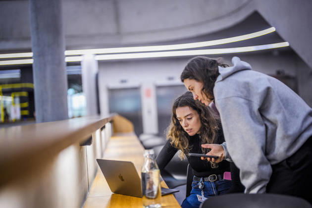 Fotostory Pressetermin bei Zalando: ZALANDO Outlet Store, Headquarters, and Workspaces in Berlin, photographed on September 16, 2026, Berlin, September 16, 2026, Berlin, Germany FOR EDITORIAL USE ONLY – IMAGE USE ONLY IN A ZALANDO CONTEXT Copyright: xDominikxButzmannx