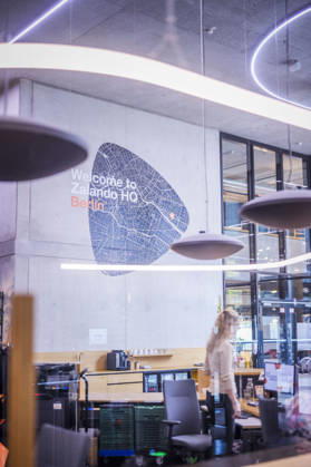 Fotostory Pressetermin bei Zalando: ZALANDO Outlet Store, Headquarters, and Workspaces in Berlin, photographed on September 16, 2026, Berlin, September 16, 2026, Berlin, Germany FOR EDITORIAL USE ONLY – IMAGE USE ONLY IN A ZALANDO CONTEXT Copyright: xDominikxButzmannx