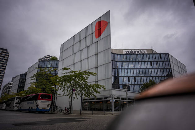 Fotostory Pressetermin bei Zalando: ZALANDO Outlet Store, Headquarters, and Workspaces in Berlin, photographed on September 16, 2026, Berlin, September 16, 2026, Berlin, Germany FOR EDITORIAL USE ONLY – IMAGE USE ONLY IN A ZALANDO CONTEXT Copyright: xDominikxButzmannx