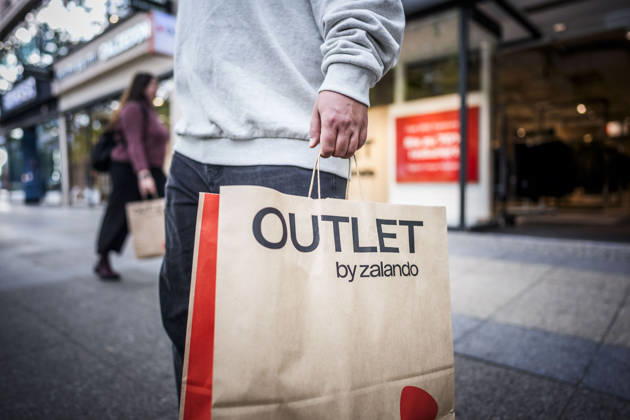 Fotostory Pressetermin bei Zalando: ZALANDO Outlet Store, Headquarters, and Workspaces in Berlin, photographed on September 16, 2026, Berlin, September 16, 2026, Berlin, Germany FOR EDITORIAL USE ONLY – IMAGE USE ONLY IN A ZALANDO CONTEXT Copyright: xDominikxButzmannx