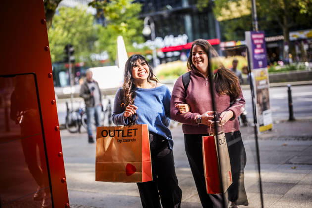 Fotostory Pressetermin bei Zalando: ZALANDO Outlet Store, Headquarters, and Workspaces in Berlin, photographed on September 16, 2026, Berlin, September 16, 2026, Berlin, Germany FOR EDITORIAL USE ONLY – IMAGE USE ONLY IN A ZALANDO CONTEXT Copyright: xDominikxButzmannx