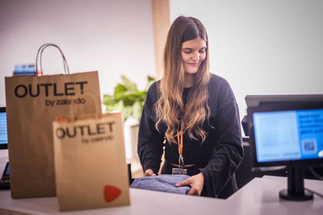 Fotostory Pressetermin bei Zalando: ZALANDO Outlet Store, Headquarters, and Workspaces in Berlin, photographed on September 16, 2026, Berlin, September 16, 2026, Berlin, Germany FOR EDITORIAL USE ONLY – IMAGE USE ONLY IN A ZALANDO CONTEXT Copyright: xDominikxButzmannx
