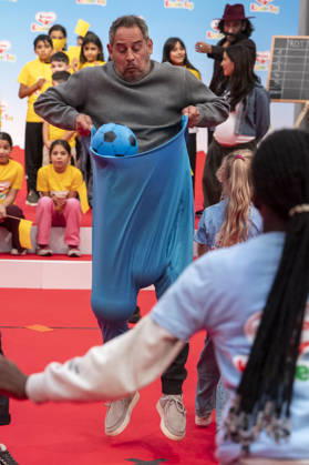 ABB Children s Day: Moritz Bleibtreu catches a ball while wearing baggy pants at the Children s Day event at the Atelier Gardens in Berlin on September 17, 2026
