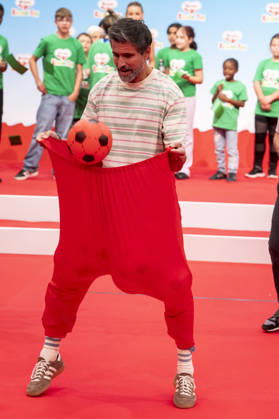 ABB CHILDREN S DAY: Tom Beck Catches a Ball at the Children s Day Event at the Atelier Gardens in Berlin on September 17, 2026