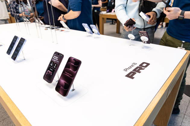 Apple Launches Its New Products: The new iPhone 18 Pro and iPhone 18 Pro Max on display at the Apple Store in Puerta del Sol, on September 18, 2026, in Madrid, Spain. Apple is unveiling its new line of smartphones today iPhone 18, Apple Watch Series 12, Apple Watch Ultra 4, and AirPods. Apple is also releasing its first foldable iPhone, the iPhone Duo. SEPTEMBER 18, 2026 Carlos Lujá Madrid, Spain  Copyright: xCarlosxLujanx 7782650
