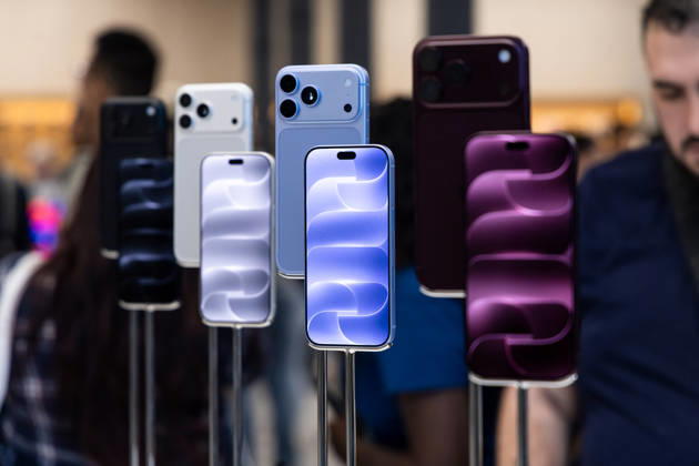 Apple Launches Its New Products: The new iPhone 18 Pro and iPhone 18 Pro Max on display at the Apple Store in Puerta del Sol, on September 18, 2026, in Madrid, Spain. Apple is unveiling its new line of smartphones today iPhone 18, Apple Watch Series 12, Apple Watch Ultra 4, and AirPods. Apple is also releasing its first foldable iPhone, the iPhone Duo. SEPTEMBER 18, 2026 Carlos Lujá Madrid, Spain  Copyright: xCarlosxLujanx 7782652