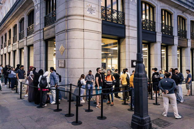 Apple Launches Its New Products Dozens of people line up to enter the Apple Store at Puerta del Sol on September 18, 2026, in Madrid, Spain. Apple is unveiling its new line of smartphones today iPhone 18, Apple Watch Series 12, Apple Watch Ultra 4, and AirPods. In addition, Apple is releasing its first foldable iPhone, the iPhone Duo. SEPTEMBER 18, 2026 Carlos Lujá Madrid, Spain  Copyright: xCarlosxLujanx 7782658