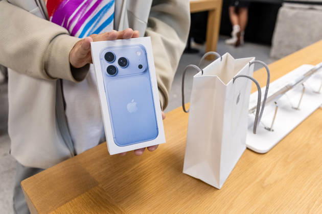 Apple Launches Its New Products A customer buys the new iPhone model at the Apple Store in Puerta del Sol on September 18, 2026, in Madrid, Spain. Apple is unveiling its new line of smartphones today iPhone 18, Apple Watch Series 12, Apple Watch Ultra 4, and AirPods. Apple is also releasing its first foldable iPhone, the iPhone Duo. SEPTEMBER 18, 2026 Carlos Lujá Madrid, Spain  Copyright: xCarlosxLujanx 7782675