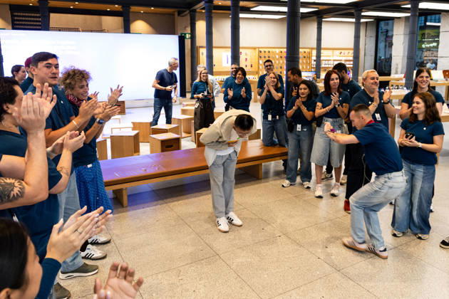 Apple launches its new products. Store employees welcome Chinese tourist Junlai Zhang, who is first in line to enter the Apple Store at Puerta del Sol, on September 18, 2026, in Madrid, Spain. Apple is unveiling its new line of smartphones to the public today: iPhone 18, Apple Watch Series 12, Apple Watch Ultra 4, and AirPods. Apple is also releasing its first foldable iPhone, the iPhone Duo. SEPTEMBER 18, 2026 Carlos Lujá Madrid, Spain  Copyright: xCarlosxLujanx 7782657