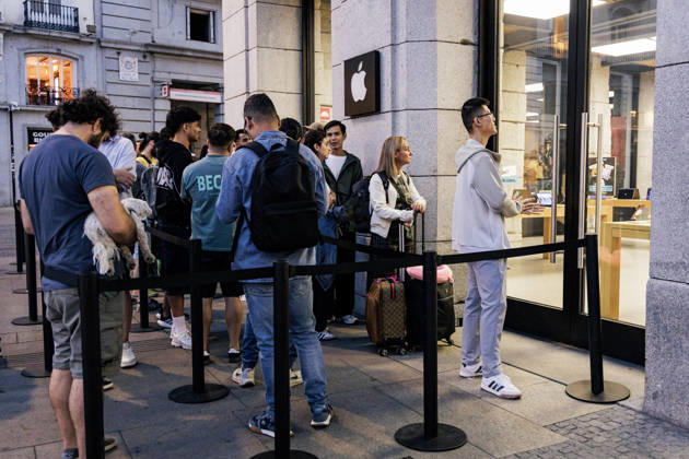 Apple Launches Its New Products Dozens of people are lining up to enter the Apple Store at Puerta del Sol on September 18, 2026, in Madrid, Spain. Apple is unveiling its new line of smartphones today iPhone 18, Apple Watch Series 12, Apple Watch Ultra 4, and AirPods. Apple is also releasing its first foldable iPhone, the iPhone Duo. SEPTEMBER 18, 2026 Carlos Lujá Madrid, Spain  Copyright: xCarlosxLujanx 7782659