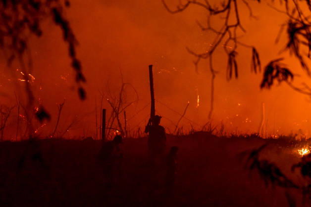 Wildfire puts Cali community in Altos de Menga neighborhood at risk CALI, COLOMBIA - SEPTEMBER 17: Firefighters and local residents work together to battle a fast-moving wildfire threatening homes in the Altos de Menga neighborhood in northern Cali, Colombia on September 17, 2026. Fueled by prolonged dry conditions, lack of rainfall, and strong winds, the blaze tore through hillside vegetation, impacting at least five homes and sending large plumes of smoke across the city as emergency crews navigated difficult mountainous terrain to contain the spread. Edwin Rodriguez Pipicano Anadolu Cali Colombia. Editorial use only. Please get in touch for any other usage.  Copyright: x2026xAnadoluxEdwinxRodriguezxPipicanox