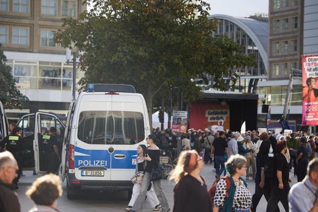 Campaign Wrap-Up: Die Linke ** FOR EDITORIAL USE ONLY ** EDITORIAL USE ONLY ** p Police officers secure the closing campaign rally of the Bündnis Sahra Wagenknecht (BSW) party on Alexanderplatz. This coming Sunday, a new House of Representatives will be elected. Germany, Berlin. Copyright JörgxCarstensen Copyright: JörgxCarstensen doc87nny664r8joft74hv6 ,EDITORIAL USE ONLY Copyright: JörgxCarstensen