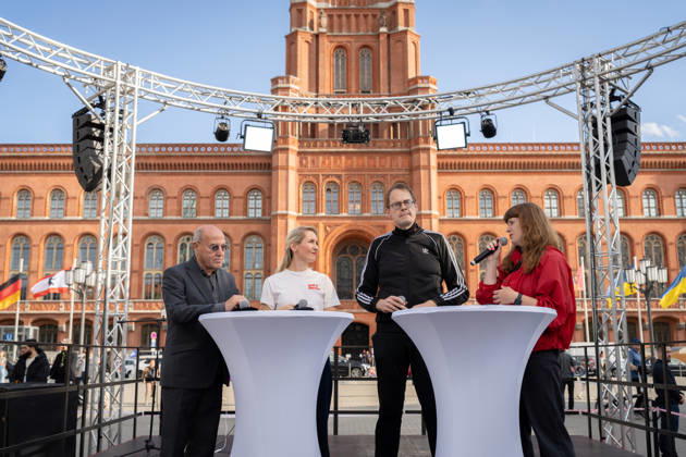 Campaign Wrap-Up, Alexanderplatz, Die Linke Berlin, Campaign Wrap-Up, Alexanderplatz, Die Linke, Gregor Gysi, Ines Schwerdtner, Sören Pellmann Berlin Berlin GER