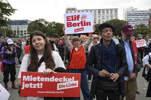 Elif Eralp meets voters ahead of Berlin state elections BERLIN, GERMANY - SEPTEMBER 18: Die Linke s lead candidate for the Berlin state elections, Elif Eralp, meets with voters during an election campaign event held in front of Berlin City Hall (Rotes Rathaus) in Berlin, Germany on September 18, 2026, ahead of the elections scheduled for September 20. Halil Sagirkaya Anadolu Berlin Germany. Editorial use only. Please get in touch for any other usage.  Copyright: x2026xAnadoluxHalilxSagirkayax