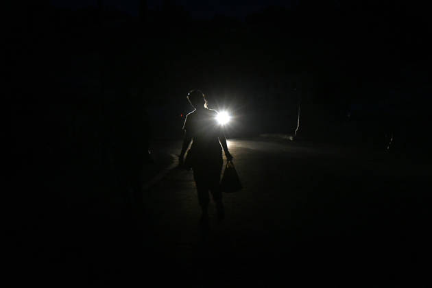 (260919) -- HAVANA, Sept. 19, 2026 -- A citizen walks along a street at night during a nationwide blackout in Havana, capital of Cuba, Sept. 18, 2026. Cuba suffered another nationwide blackout on Friday after its national power grid completely collapsed, state utility Union Electrica (UNE) said. (Photo by Xinhua) CUBA-HAVANA-NATIONWIDE BLACKOUT JoaquinxHernandez 