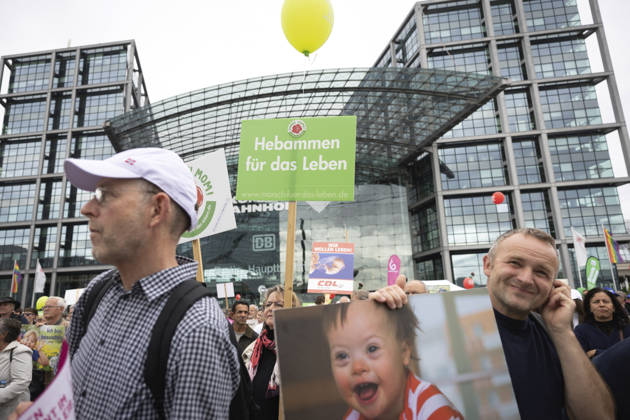 On Saturday, September 19, 2026, numerous anti-abortion activists participated in a March for Life organized by the Federal Association for the Right to Life in Berlin. The Federal Association for the Right to Life is demonstrating against abortion and assisted suicide. According to the announcement, Germany’s largest pro-life eve Copyright: epd-bild HansxScherhaufer epd-Marsch_fuers_Leben3-kopieren