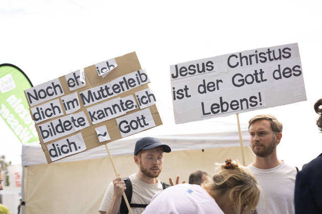 On Saturday, September 19, 2026, numerous anti-abortion activists participated in a March for Life organized by the Federal Association for the Right to Life in Berlin. The Federal Association for the Right to Life is demonstrating against abortion and assisted suicide. According to the announcement, Germany’s largest pro-life eve Copyright: epd-bild HansxScherhaufer epd-Marsch_fuers_Leben5-kopieren