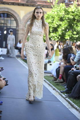 Apo Biyeyemete - Mercedes Benz Fashion Week Madrid, Spain - 19 Sep 2026 A model parades with Apo Biyeyemete a design during the Mercedes Benz Fashion Week Madrid at Cibeles Palace in Madrid. Madrid Spain Copyright: xAtilanoxGarciax xSOPAxImagesx PHOTO08796