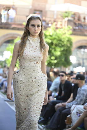 Apo Biyeyemete - Mercedes Benz Fashion Week Madrid, Spain - 19 Sep 2026 A model parades with Apo Biyeyemete a design during the Mercedes Benz Fashion Week Madrid at Cibeles Palace in Madrid. Madrid Spain Copyright: xAtilanoxGarciax xSOPAxImagesx PHOTO08797