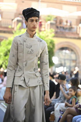 Apo Biyeyemete - Mercedes Benz Fashion Week Madrid, Spain - 19 Sep 2026 A model parades with Apo Biyeyemete a design during the Mercedes Benz Fashion Week Madrid at Cibeles Palace in Madrid. Madrid Spain Copyright: xAtilanoxGarciax xSOPAxImagesx PHOTO08799