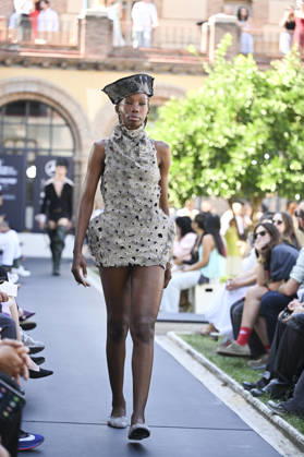 Apo Biyeyemete - Mercedes Benz Fashion Week Madrid, Spain - 19 Sep 2026 A model parades with Apo Biyeyemete a design during the Mercedes Benz Fashion Week Madrid at Cibeles Palace in Madrid. Madrid Spain Copyright: xAtilanoxGarciax xSOPAxImagesx PHOTO08800