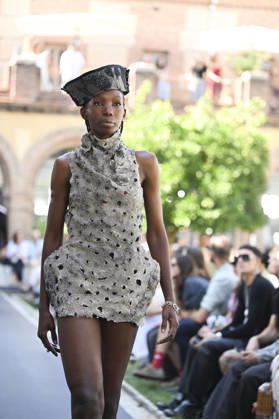 Apo Biyeyemete - Mercedes Benz Fashion Week Madrid, Spain - 19 Sep 2026 A model parades with Apo Biyeyemete a design during the Mercedes Benz Fashion Week Madrid at Cibeles Palace in Madrid. Madrid Spain Copyright: xAtilanoxGarciax xSOPAxImagesx PHOTO08801