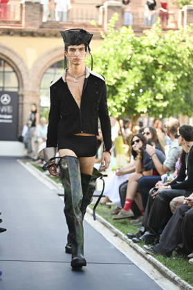 Apo Biyeyemete - Mercedes Benz Fashion Week Madrid, Spain - 19 Sep 2026 A model parades with Apo Biyeyemete a design during the Mercedes Benz Fashion Week Madrid at Cibeles Palace in Madrid. Madrid Spain Copyright: xAtilanoxGarciax xSOPAxImagesx PHOTO08802