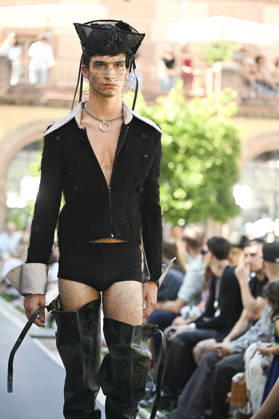 Apo Biyeyemete - Mercedes Benz Fashion Week Madrid, Spain - 19 Sep 2026 A model parades with Apo Biyeyemete a design during the Mercedes Benz Fashion Week Madrid at Cibeles Palace in Madrid. Madrid Spain Copyright: xAtilanoxGarciax xSOPAxImagesx PHOTO08803