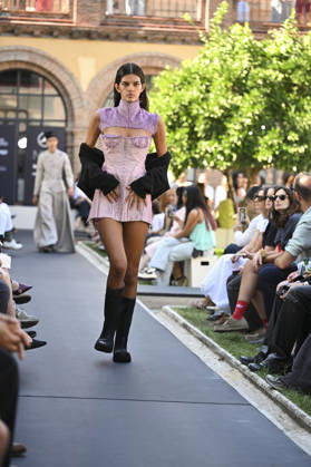 Apo Biyeyemete - Mercedes Benz Fashion Week Madrid, Spain - 19 Sep 2026 A model parades with Apo Biyeyemete a design during the Mercedes Benz Fashion Week Madrid at Cibeles Palace in Madrid. Madrid Spain Copyright: xAtilanoxGarciax xSOPAxImagesx PHOTO08807
